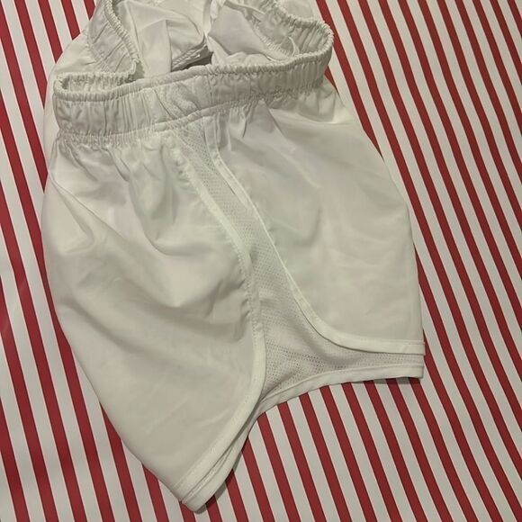 Nike Medium woman’s DRI-FIT shorts  B - Picture 3 of 4